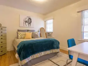 Colonial Cottage Getaway