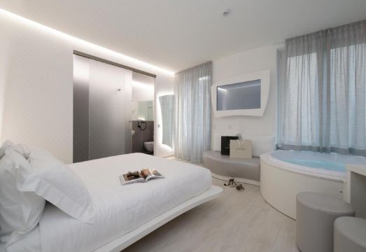 Ahd 룸스가 위치한 밀라노 중심가의 거리