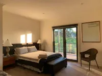 Gypsy Creek Winery Hotels near Warragul Train Station