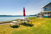 Waterfront Hood Canal Cottage Steps to the Beach!