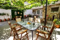 Famelia Studios Lampiris - Pet friendly
