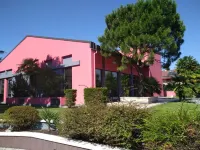 Hotel Embassy Hotels in Pero