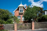 Lowena Cafe and Accommodation Hotel di West Hobart