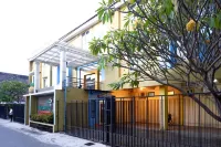 Pineapple Mansion Solo Mitra RedDoorz Near RS Jih Solo Hotels in Laweyan