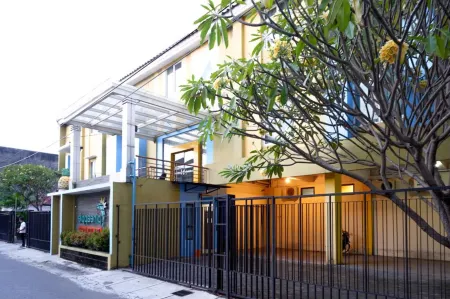 Pineapple Mansion Solo Mitra RedDoorz Near RS Jih Solo Отели рядом с достопримечательностью «Dalem Kalitan»