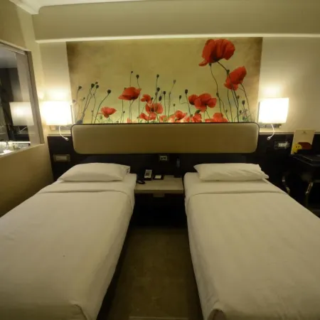 Sai Palace Grand, Malad Отели рядом с достопримечательностью «Торговый Центр Оберои»