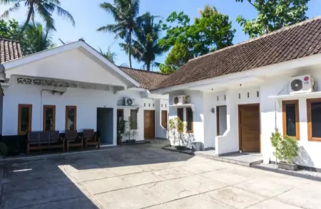 Hansa Guest House Pacitan Отели в г. Пачитан