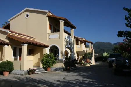 Feeloxenia Corfu Apartments Отели рядом с достопримечательностью «Old Perithia - Corfu's Oldest Village»