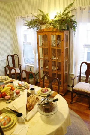The Coolidge Corner Guest House: A Brookline Bed and Breakfast Отели рядом с достопримечательностью «Dexter Park»