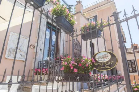 羅馬天主聖三教堂山皇家套房飯店