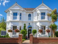 Fernhurst Holiday Apartments - Beach