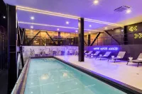 Downtown Designer Apartments by Uliv - Pools