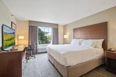 Cobblestone Hotel & Suites - Austin Отели рядом с достопримечательностью «Buffy The Cow»