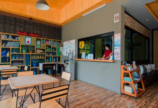 4. 웜 웰 호스텔..