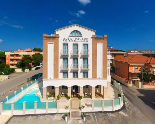 Residence Hotel Alba Palace 泰拉莫省酒店