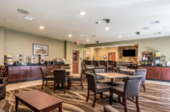 Cobblestone Hotel & Suites - Torrington