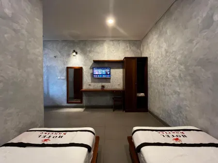 Sunrise Hotel Labuan Bajo Отели рядом с достопримечательностью «Pede Beach»