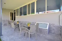 Sunshine Apartments - Beach