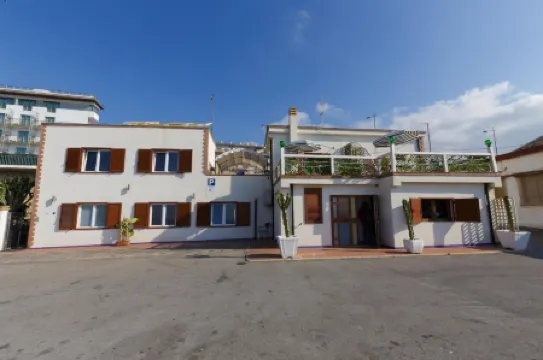 Beach Hotel 14Leoni b&b