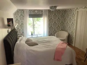 Stor Familjegård I Bra läge