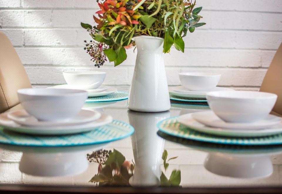 [알파인 게이블스 근처의 활기찬 진다바인 상점가 풍경]