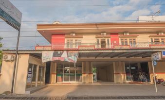 RedDoorz Plus Near Syamsudin Noor Airport 3