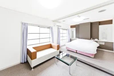 Shinjuku East Hotel Hotel dekat Net room Manboo