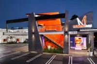 The Moment Hotel Hotel dekat Taman Runyon Canyon