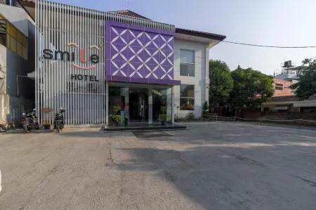 RedDoorz Near Goa Sunyaragi