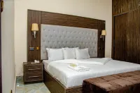 CRISPAN SUITES & EVENT CENTRE - parking