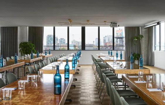 1. 더 에밀리 호텔..