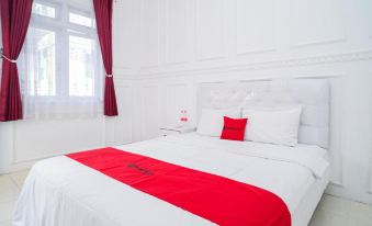 RedDoorz Syariah at Aura Homestay