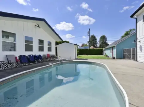 Custom Built Cottage in Downtown with Pool