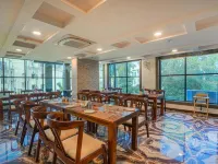 Pax Grand Blue - Rooftop Swimming Pool & Restaurant - 500 Mtr from Udaipur Railway Station Hotels near Udaipur Train Station