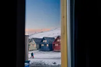 Svalbard Hotell | Lodge - Bergblick