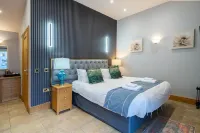 Waterhead Retreat, Ground Floor Bathtub Suites with Private Entrance
