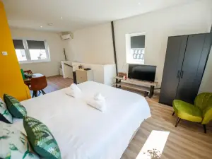 Deluxe 35m2 City Center Suite with Views - DB6C