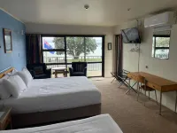 Bay Sands Seafront Studios Hotels in Haruru