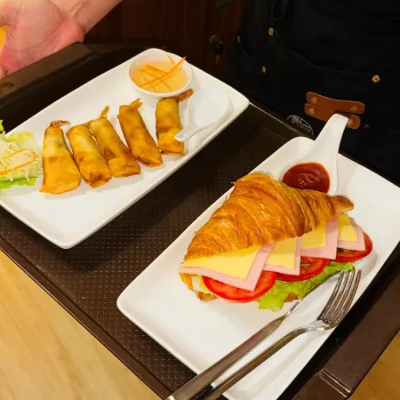 Demi Cafe & Hostel