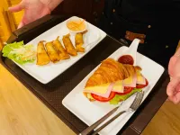 Demi Cafe & Hostel - servizio colazione