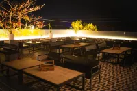 Hotel the Vibez Inn & Restaurant - ที่มีบาร์