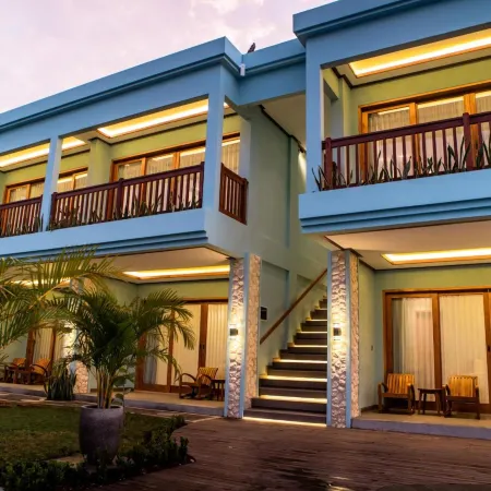 Blue Harbor Beachfront Villas & Resto Отели рядом с достопримечательностью «Бухта Сампалан»