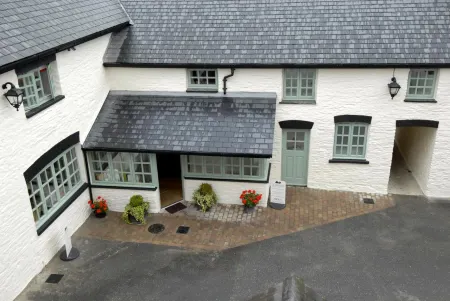 Gwesty'r Emlyn Hotel Отели в г. Клайдау