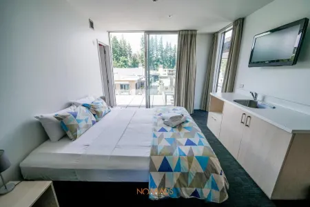 Nomads Queenstown Hostel