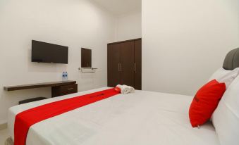 RedDoorz Near Kejaksan Station Cirebon 2