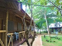 Tori's Backpackers Paradise Hotels near Hambilica Firefly Hatchery And Sanctuary