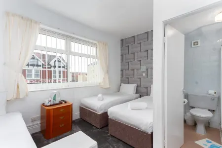 The Sandringham Court Hotel & Apartment-All Groups Welcome Отели рядом с достопримечательностью «Зоопарк Блэкпул»