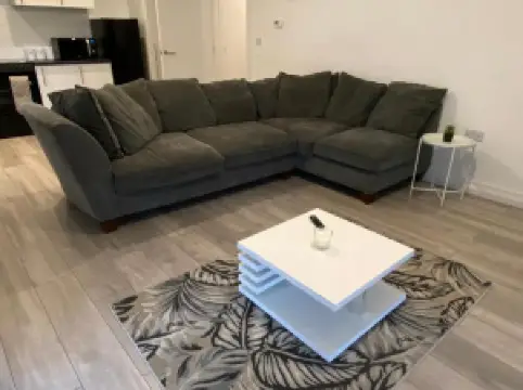 2 Bed Penthouse-Riverside View in East London