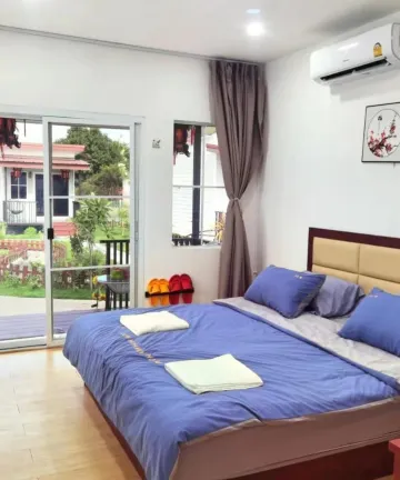 ห้องเตียงใหญ่ พร้อมห้องน้ำส่วนตัว