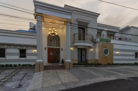 RedDoorz Plus Near Pantai Malalayang Manado Отели в г. Mandolang